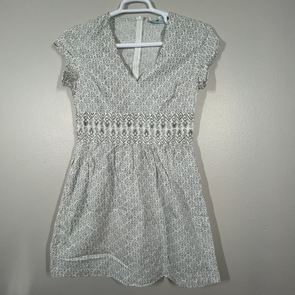 Passion Lilie Womens Small White Gray Floral Paisley V-Neck Fit & Flare Dress